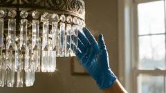 Prach z lustru zmizí během několika minut: rychlá metoda bez demontáže stropních krytů