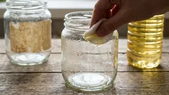 Jak pečlivě odstranit stopy po nálepkách ze skla a plastu za 5–10 minut bez šmouh 