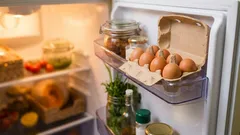 Proč by se vejce neměla skladovat ve dveřích ledničky, nejčastější chyba v kuchyni