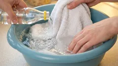  Večer namočím kuchyňské utěrky a chňapky: ráno jsou dokonale čisté, zmizí i staré mastné skvrny.