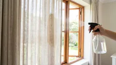Jak osvěžit závěsy bez praní za 15 minut a zbavit je prachu i pachů