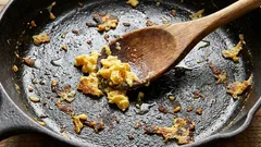 Častá chyba v kuchyni: proč není dřevěná lžíce tou nejlepší volbou pro míchaná vajíčka.