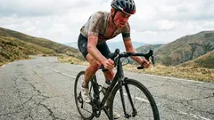 Proč se mnoho lidí při jízdě na kole příliš rychle unaví a jak správné tempo výrazně zlepšuje výdrž.