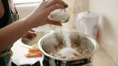 Jak zachránit příliš slanou polévku? Přidejte do ní plátek tohoto ovoce a vařte 10 minut.