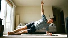 Jedno účinné cvičení na břicho, ramena, hýždě a záda. Cvičte každý den!