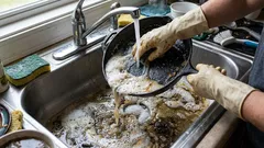 Ruční mytí nádobí znečišťuje vodu a půdu.