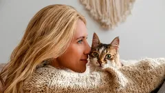 Bude se kočce po vás stýskat, když ji dáte pryč – proč „rychle si zvykla“ neznamená „nemilovala“