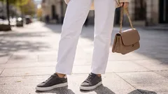 Místo bílých tenisek: tato barva se lépe hodí k džínám na jaře 2026!