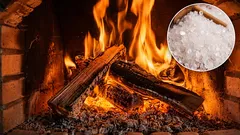 200 gramů do krbu – a komín je jako nový: saze se rozpustí samy, bez čištění nebo odborné pomoci.