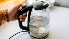 Proč by se voda neměla vařit dvakrát: přesvědčivý důvod